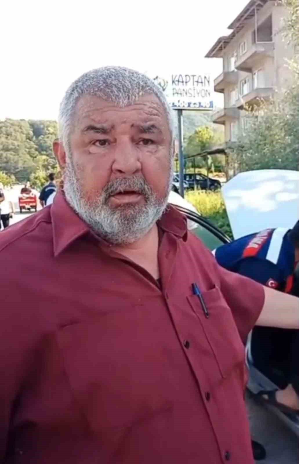 Park halindeki otomobil alevlere teslim oldu: Vatandaşlar yangın t&uuml;pleriyle seferber oldu