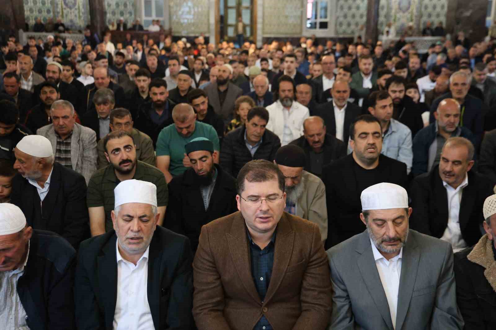 Bayram namazında camiler doldu