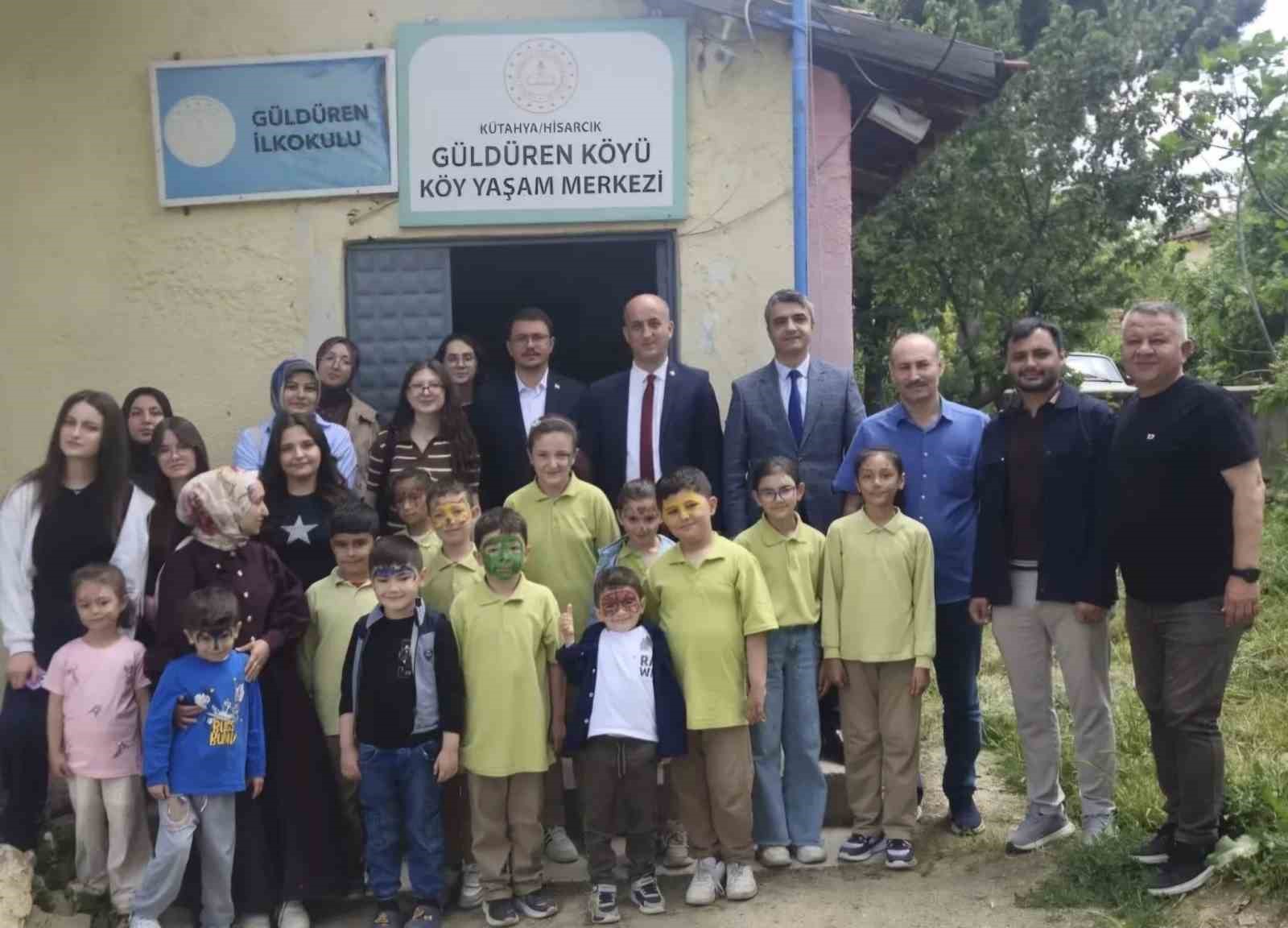 Kütahya ASE Sosyal Bilimler Lisesi’nden Güldüren köyü okuluna anlamlı ziyaret