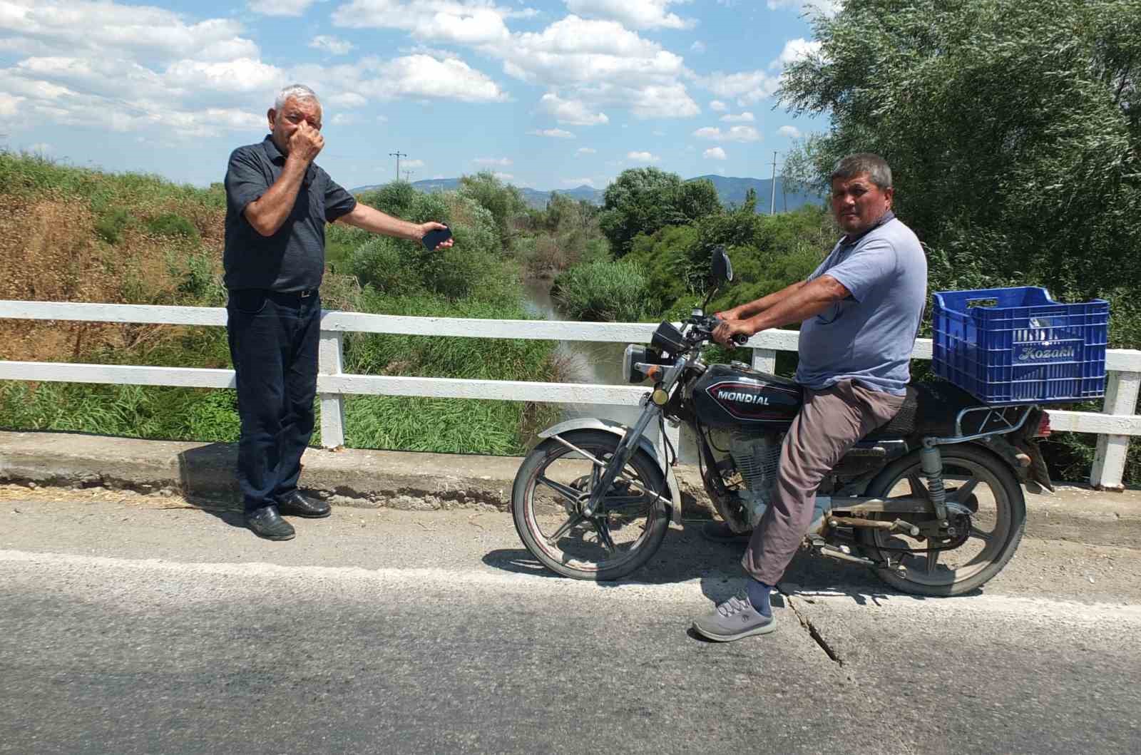 Burhaniye’de Üyücek deresinde kirlilik alarmı