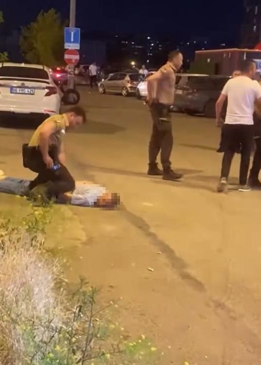 Ankara&rsquo;da bek&ccedil;iye bı&ccedil;akla saldıran şahıs etkisiz hale getirildi