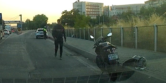 Motosikletten düşen kadın sürücü yaralandı