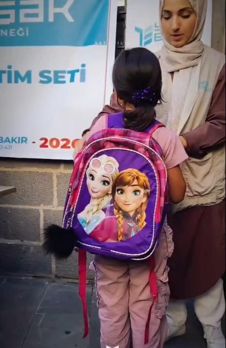 Hayırsever iş adamı Bozkuş, bu yıl da &ouml;ğrencileri unutmadı