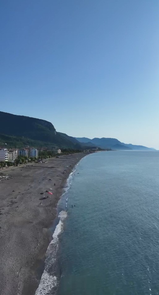 Cide&rsquo;de selin ardından vatandaşlar sahillerde denize girmeye başladı