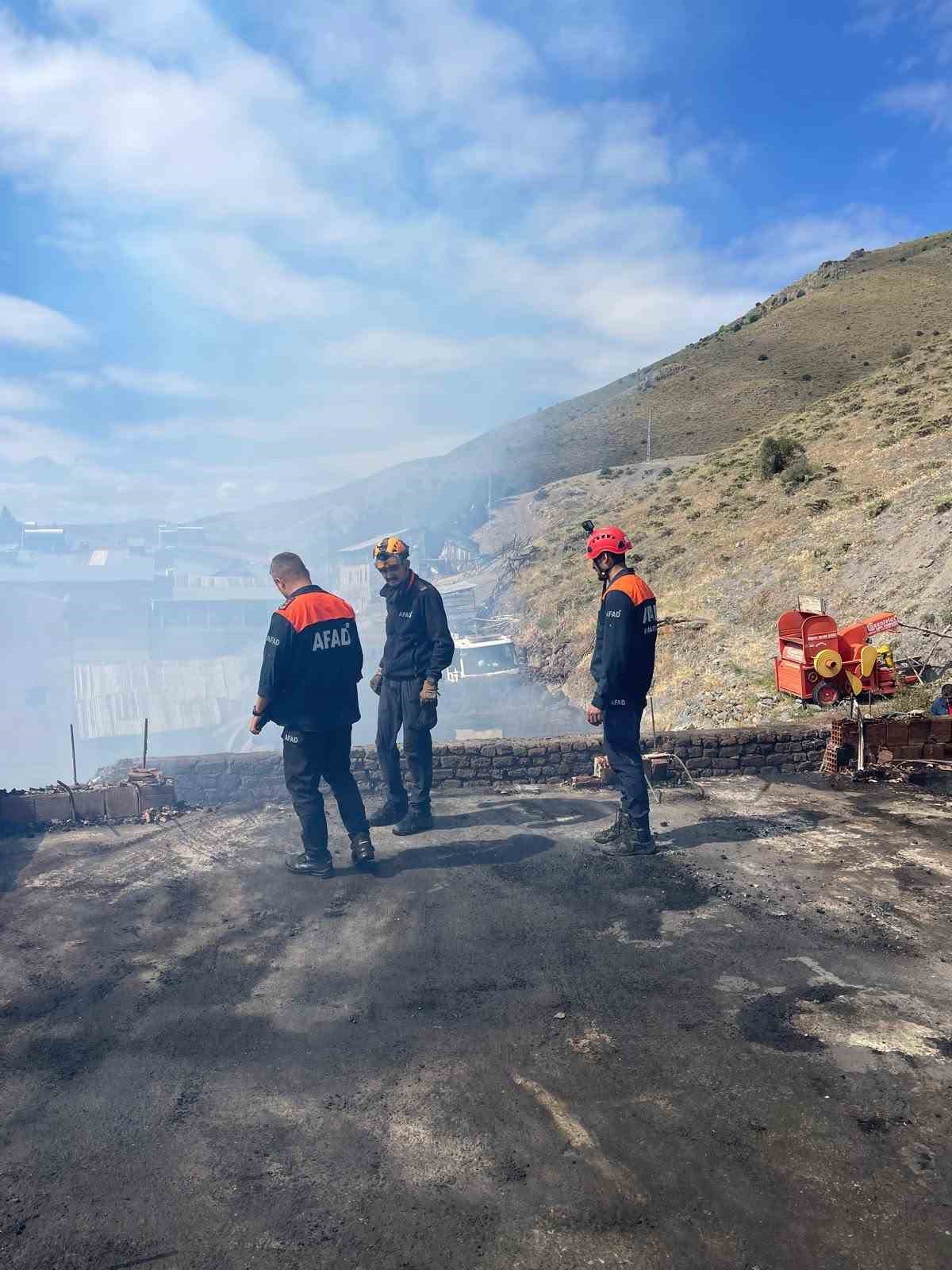 Bayburt’un Yazyurdu köyünde çıkan yangında 5 ev kullanılamaz hale geldi