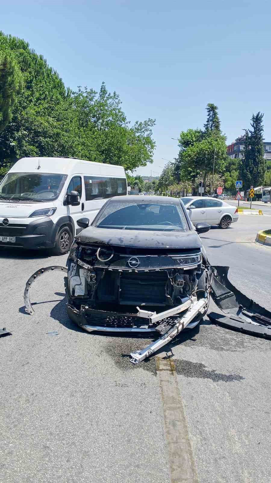 Otomobille çarpışan kamyonet refüje çıktı: 1 yaralı