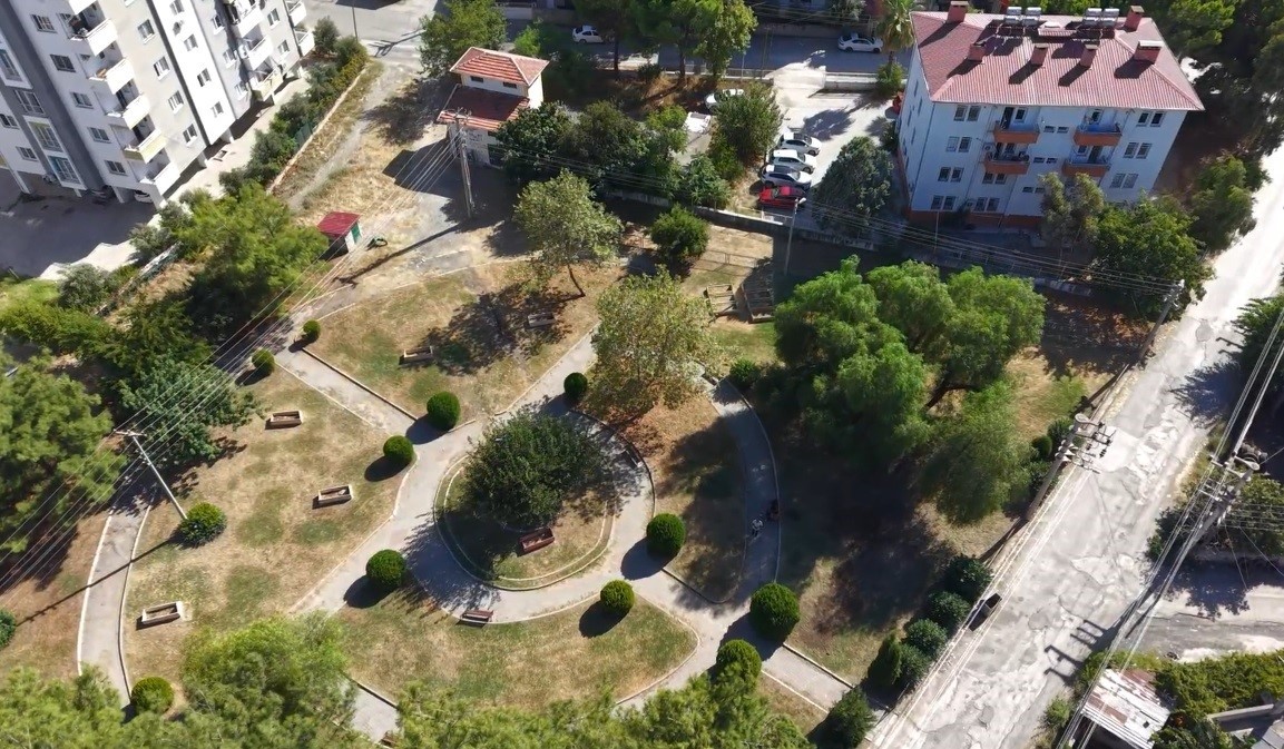 Osmaniye’de parkın ortasındaki mezar taşları dikkat çekiyor