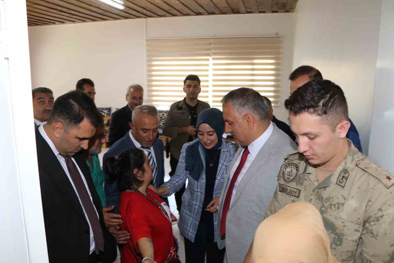 Köylüler birlik oldu, atıl binayı tesise çevirdi