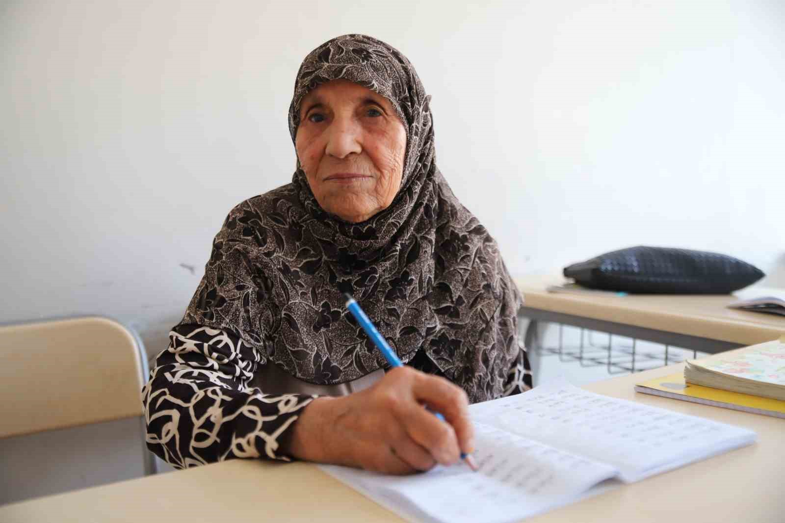 Hayalini kurduğu okuma-yazmayı 78 yaşında &ouml;ğrendi