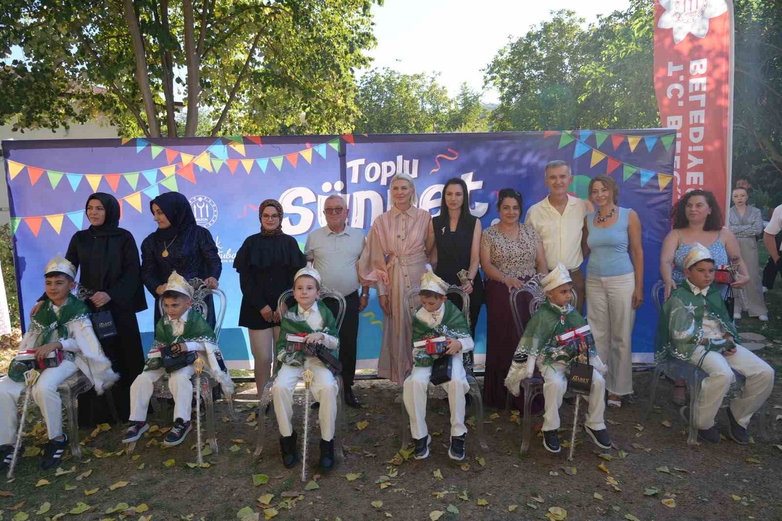Sünnet çocukları üstü açık nostaljik otobüsle şehir turu yaptılar