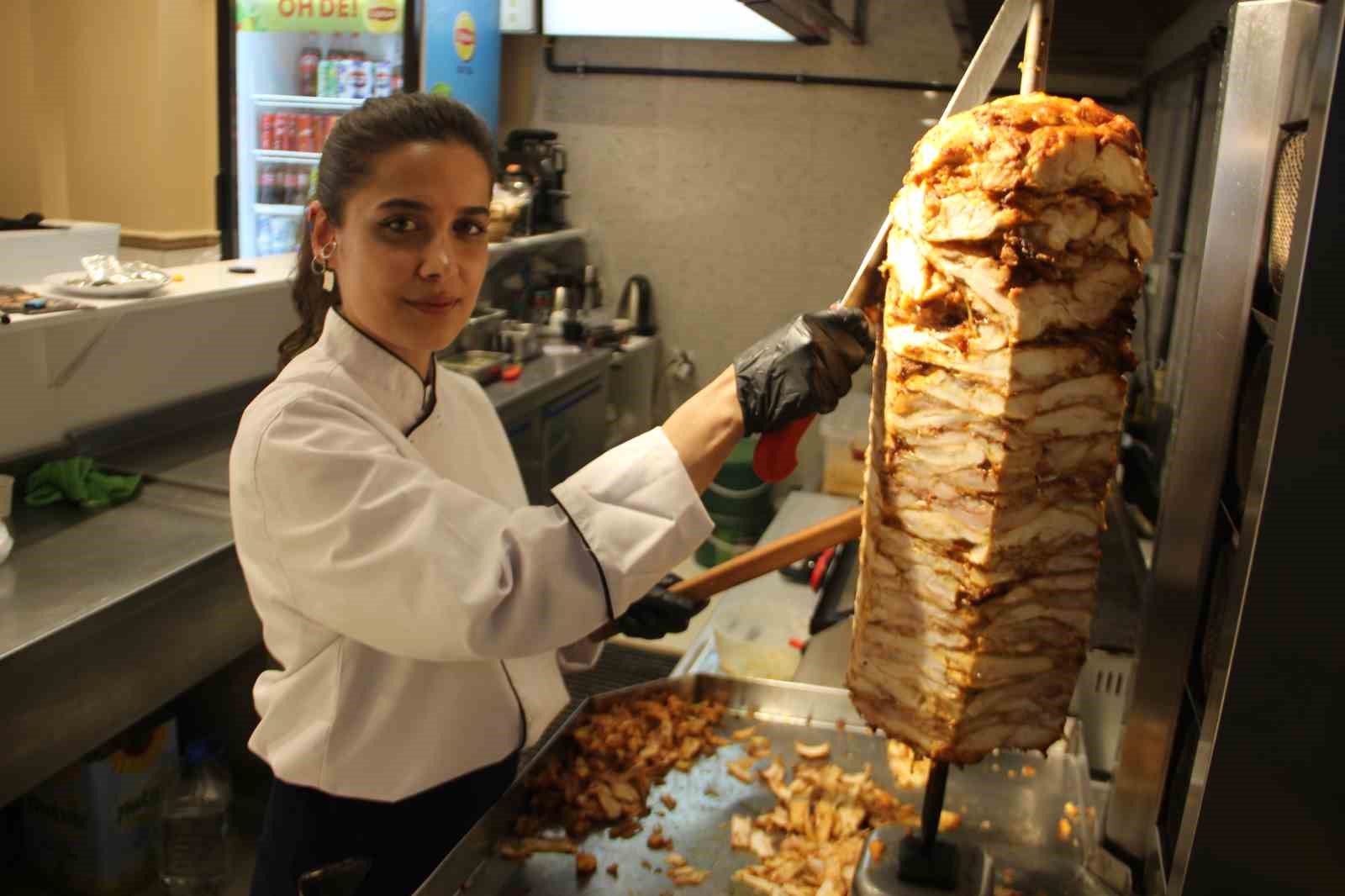 Dış ticaret okudu ama d&ouml;nerdeki ustalığı g&ouml;z dolduruyor