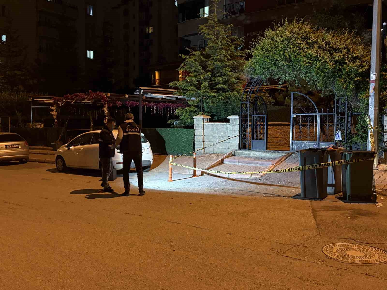 Darp edilen kadını kurtarmaya &ccedil;alışan kardeşler bı&ccedil;aklandı: 2 yaralı