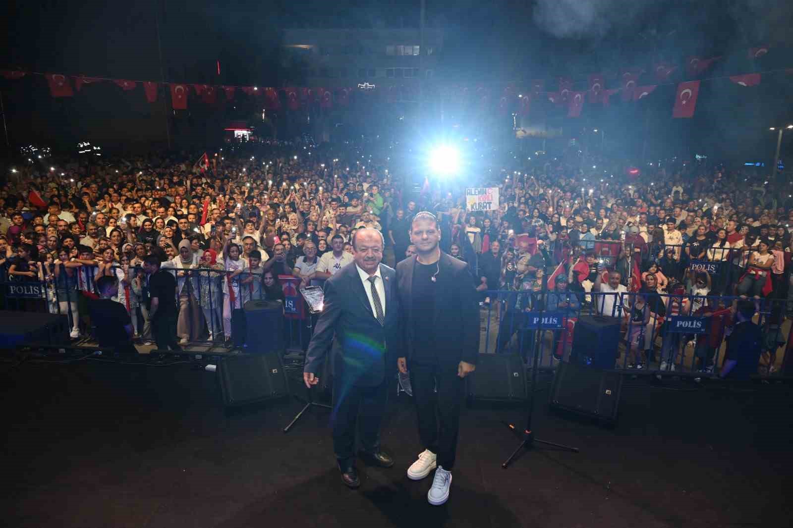 Isparta’da 30 Ağustos coşkusu fener alayı ve Kubat konseriyle yaşandı