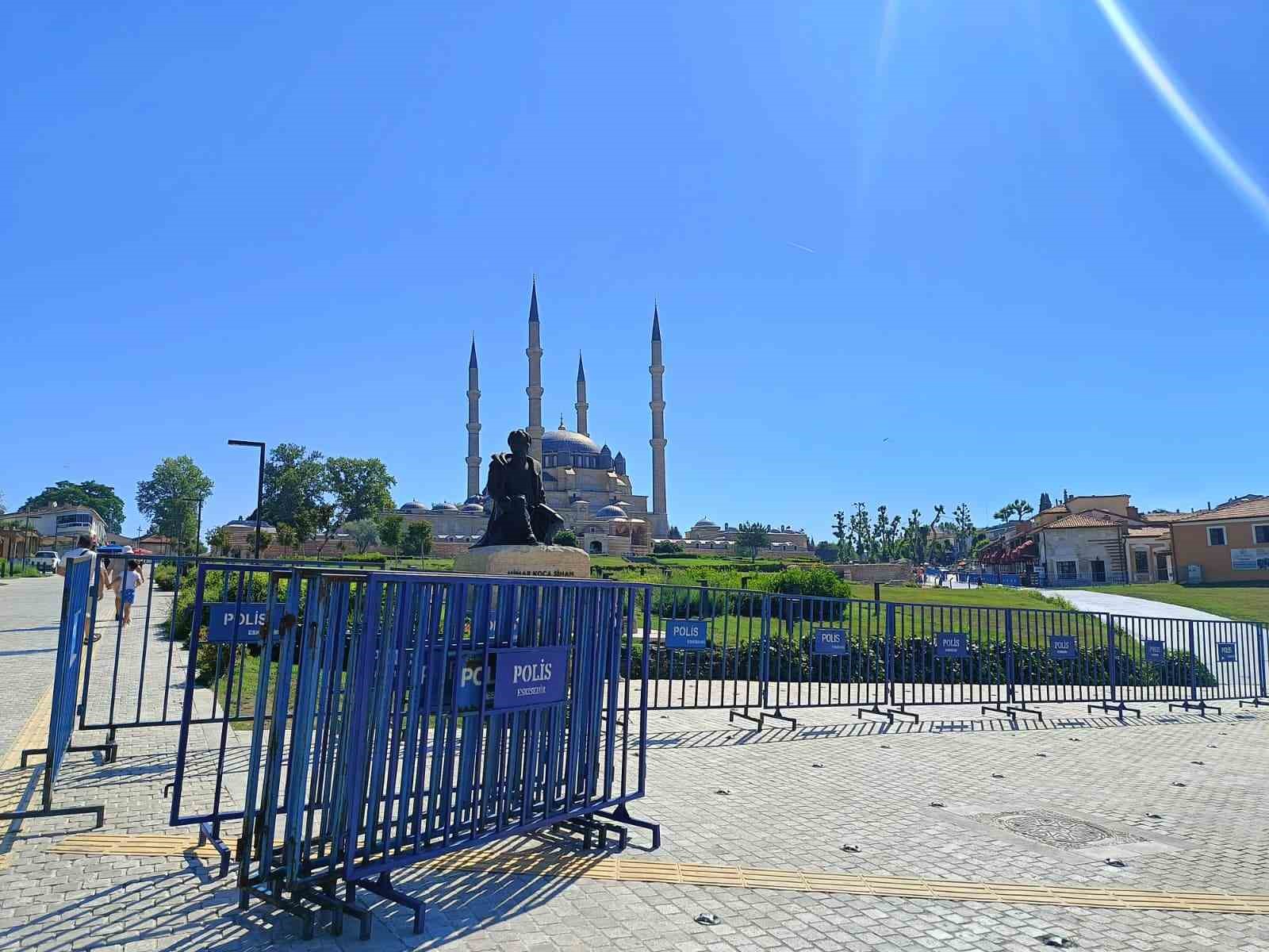 Selimiye&rsquo;de tarihi g&uuml;n: Cumhurbaşkanı Erdoğan&rsquo;a Edirne&rsquo;de b&uuml;y&uuml;k sevgi seli