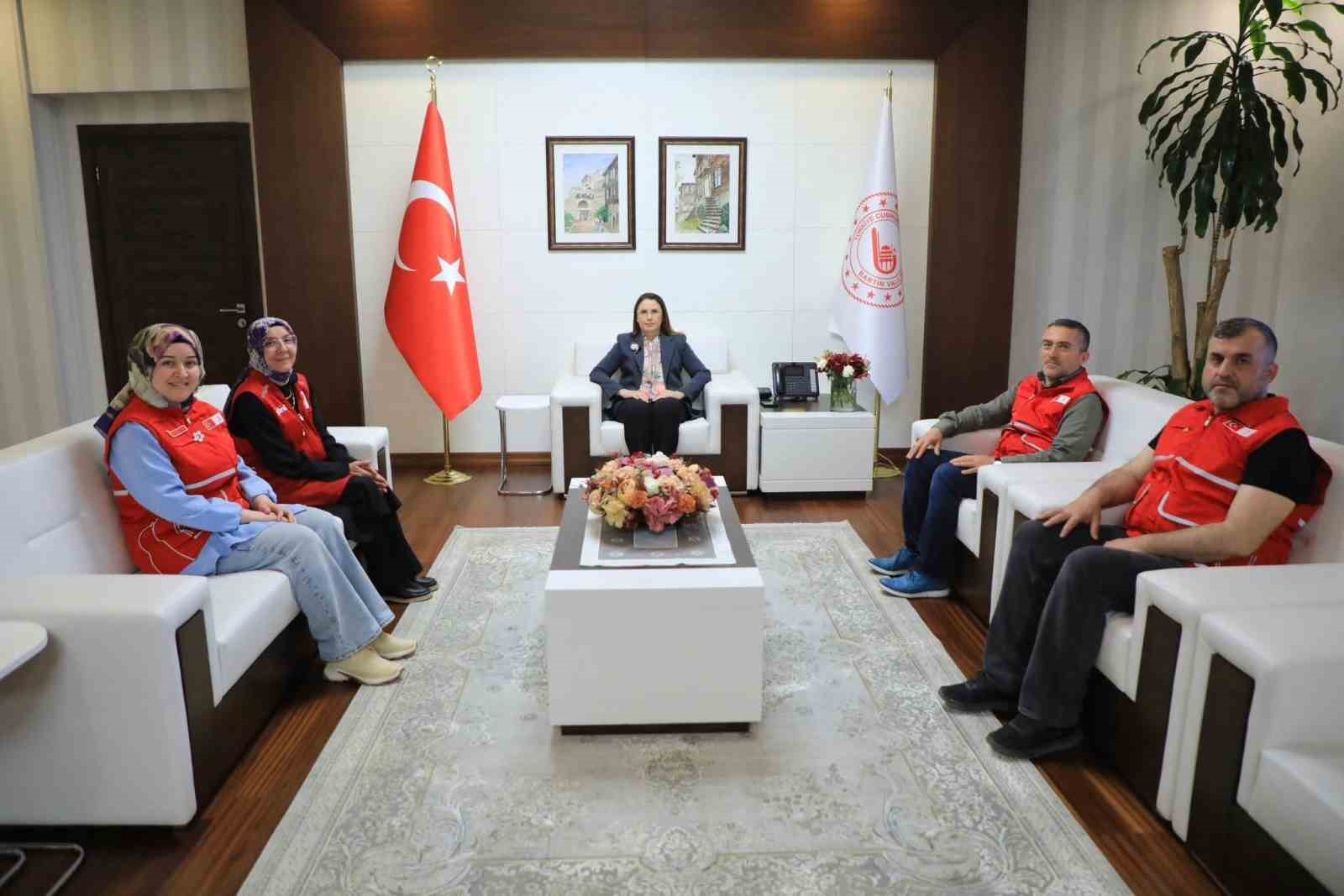 Vali Arslan, kurban bağışını Kızılay&rsquo;a yaptı