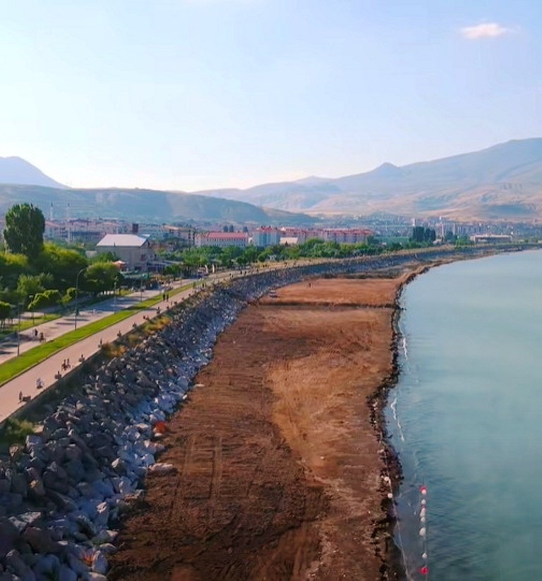 Uzmanından Tatvan sahilindeki dolgu çalışmasıyla ilgili bilimsel uyarı: "Van Gölü ekosistemi zarar görebilir"
