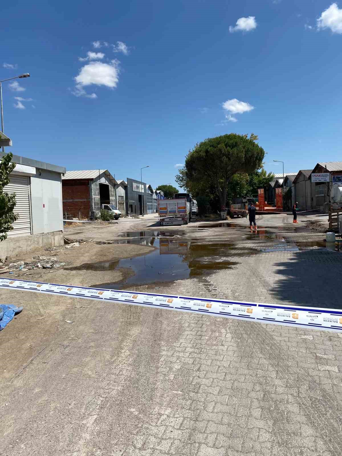 Balıkesir’de yere dökülen kimyasal madde kum emdirilerek temizlendi
