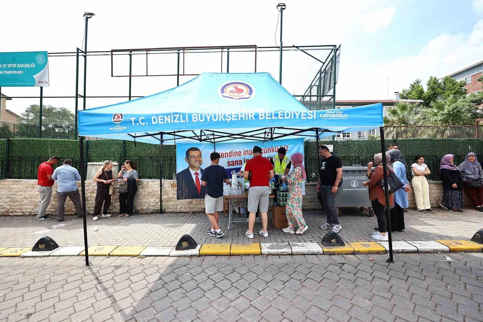 Denizli Büyükşehir sınavdaki gençleri de babaları da unutmadı