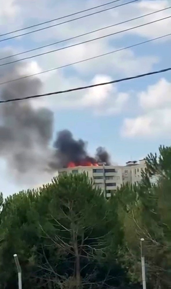 Gebze&rsquo;de bina &ccedil;atısı alevlere teslim oldu