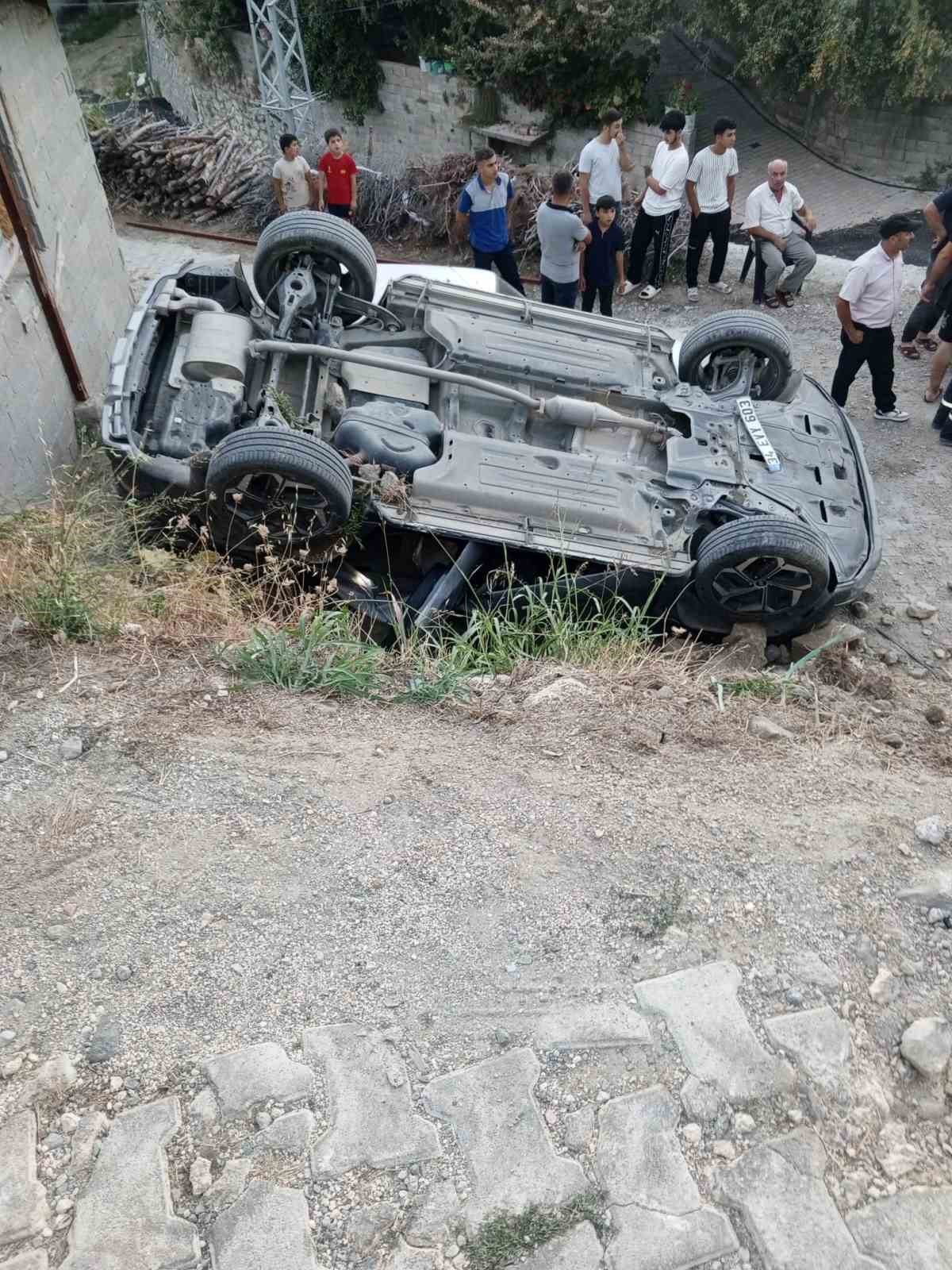 Mahalleliyi korkutan yokuşta 3 ayda 2 araç evin bahçesine uçtu