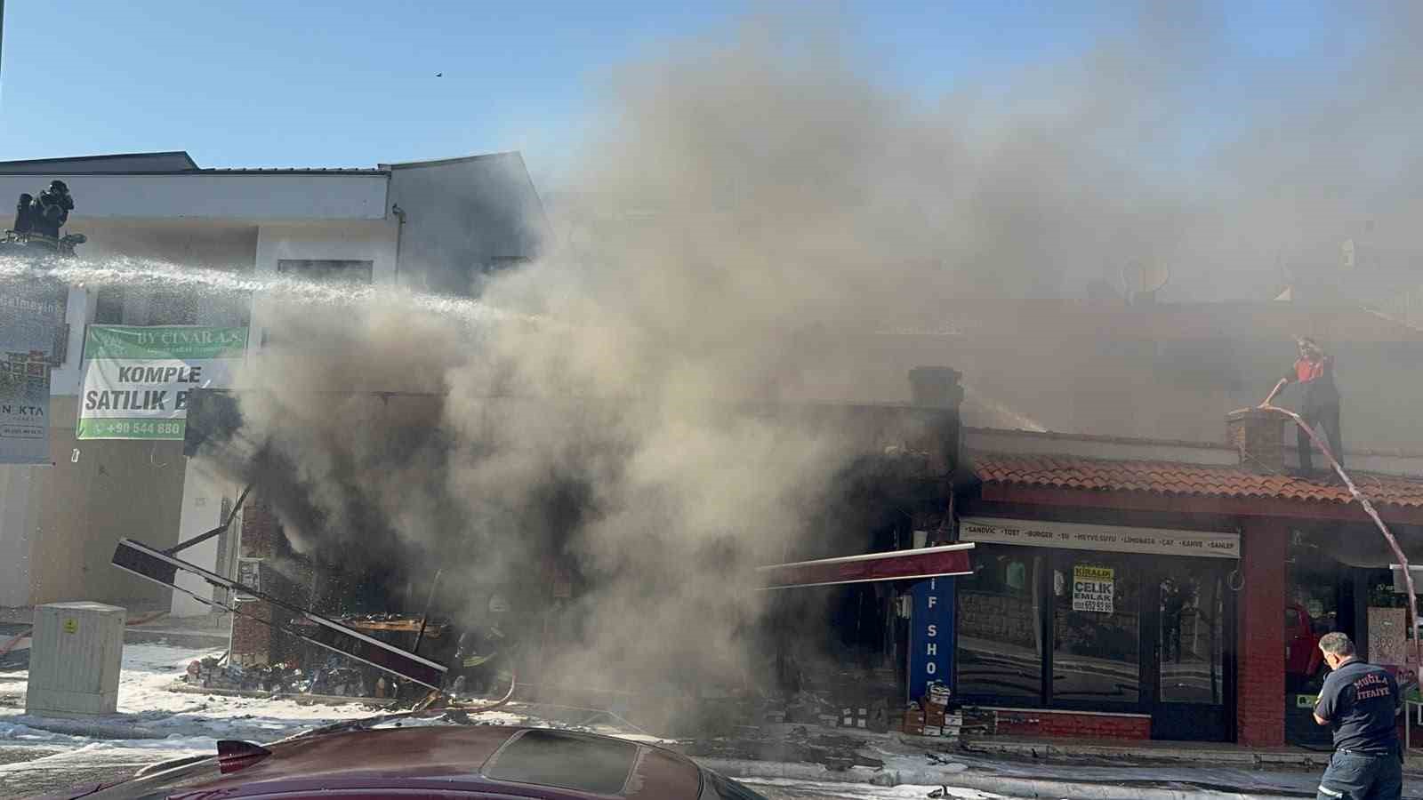 Fethiye&rsquo;de ayakkabı mağazası alevlere teslim oldu