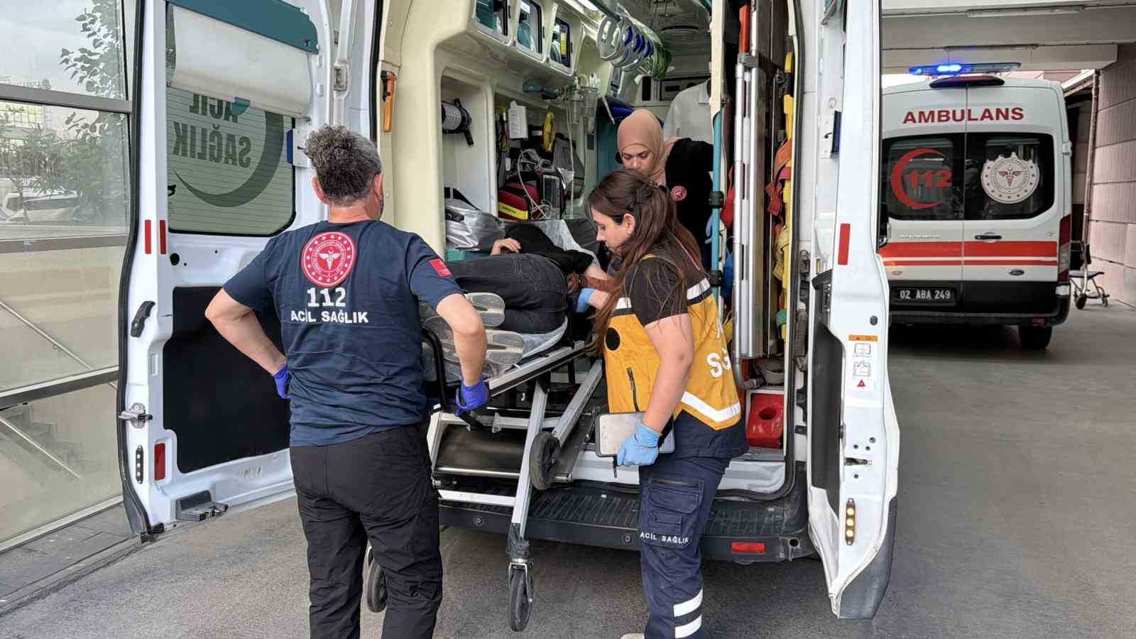 Şiddete maruz kalan kadını kurtarmak isterken bı&ccedil;aklandı