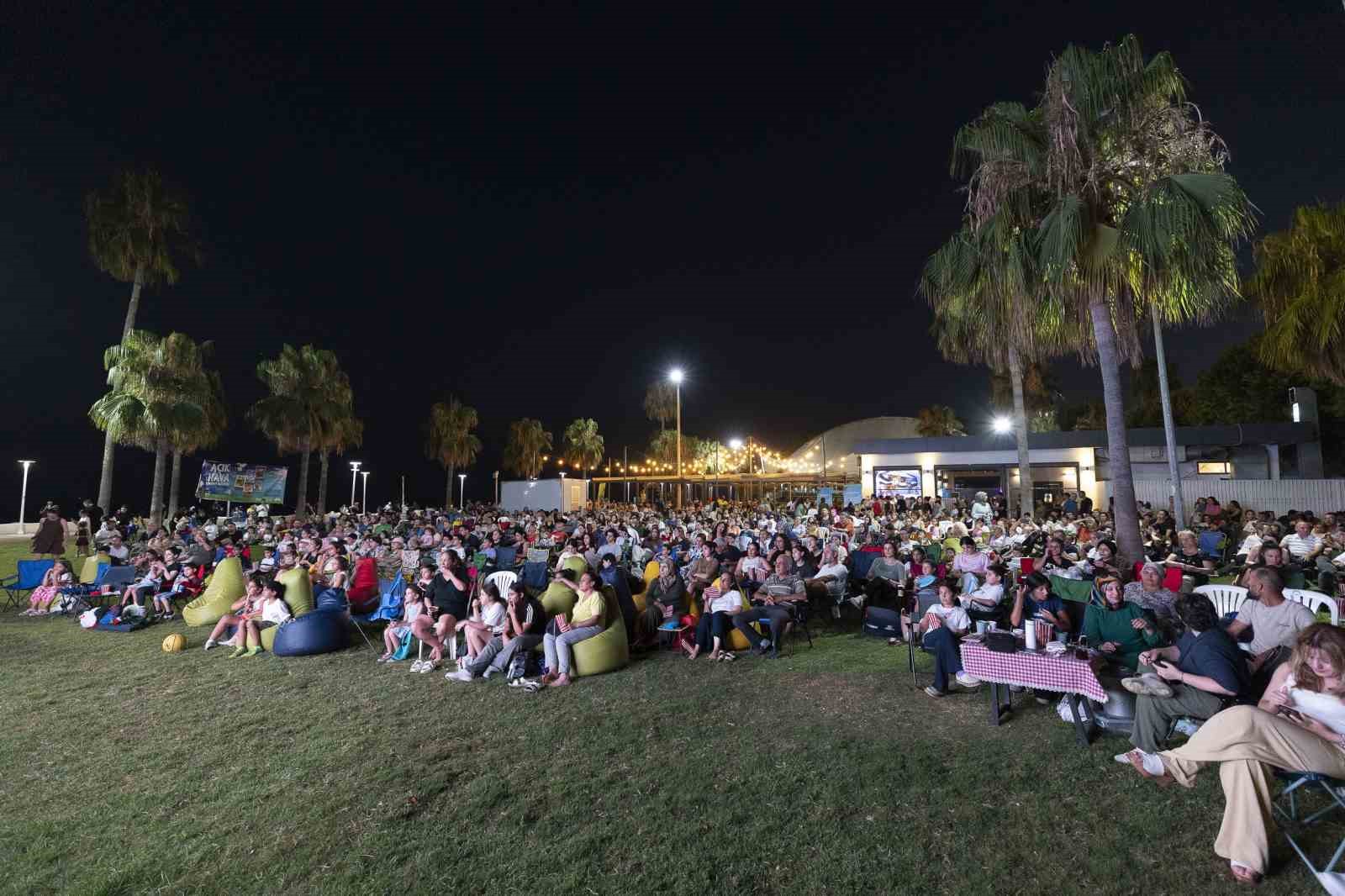 Mersin’de çocuklar açık hava sinemasında buluştu