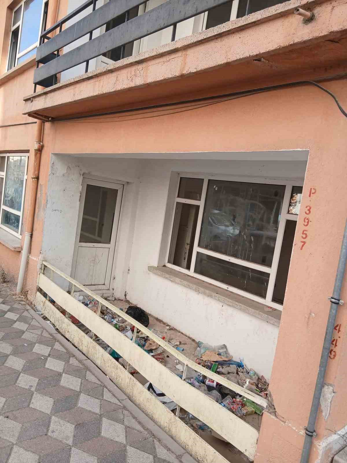 Bilecik’te metruk bina tehlike saçıyor
