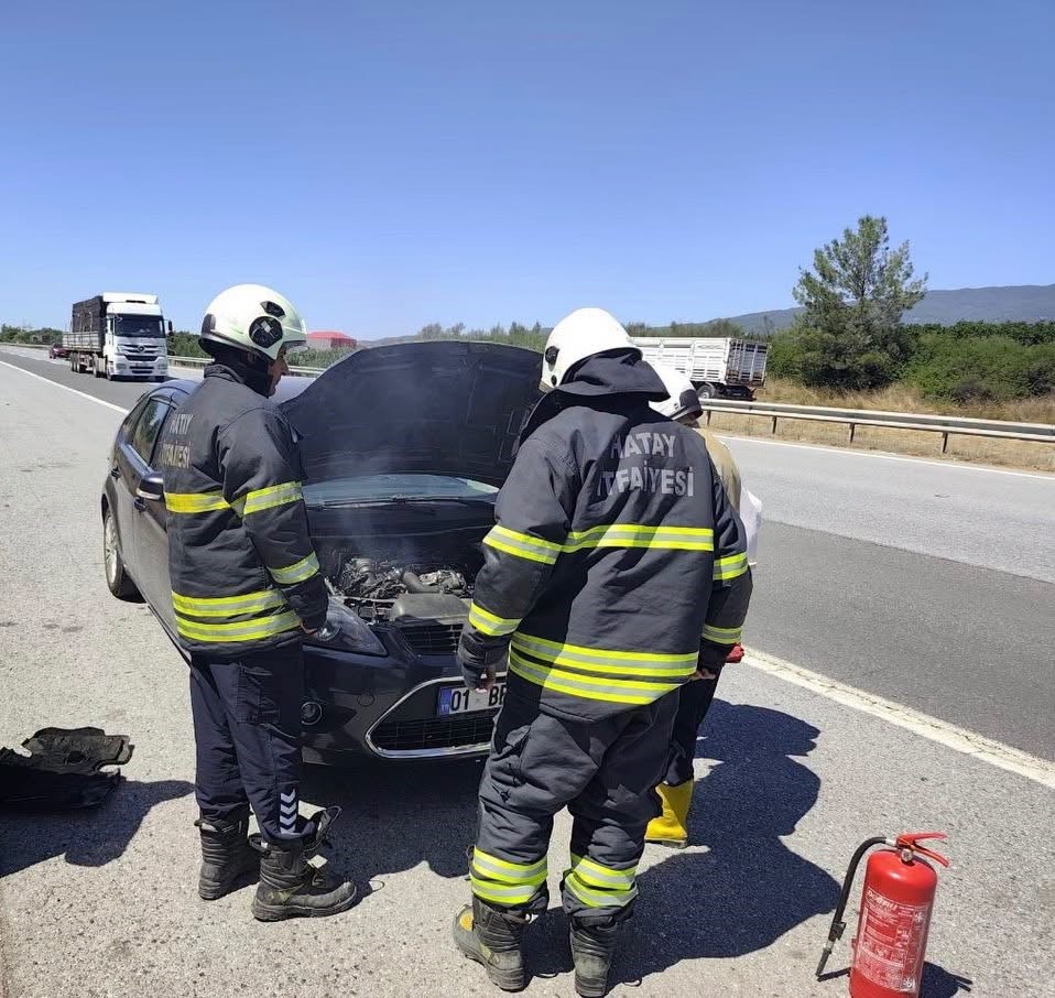 Erzin&rsquo;de otomobilin motorundan alevler y&uuml;kseldi