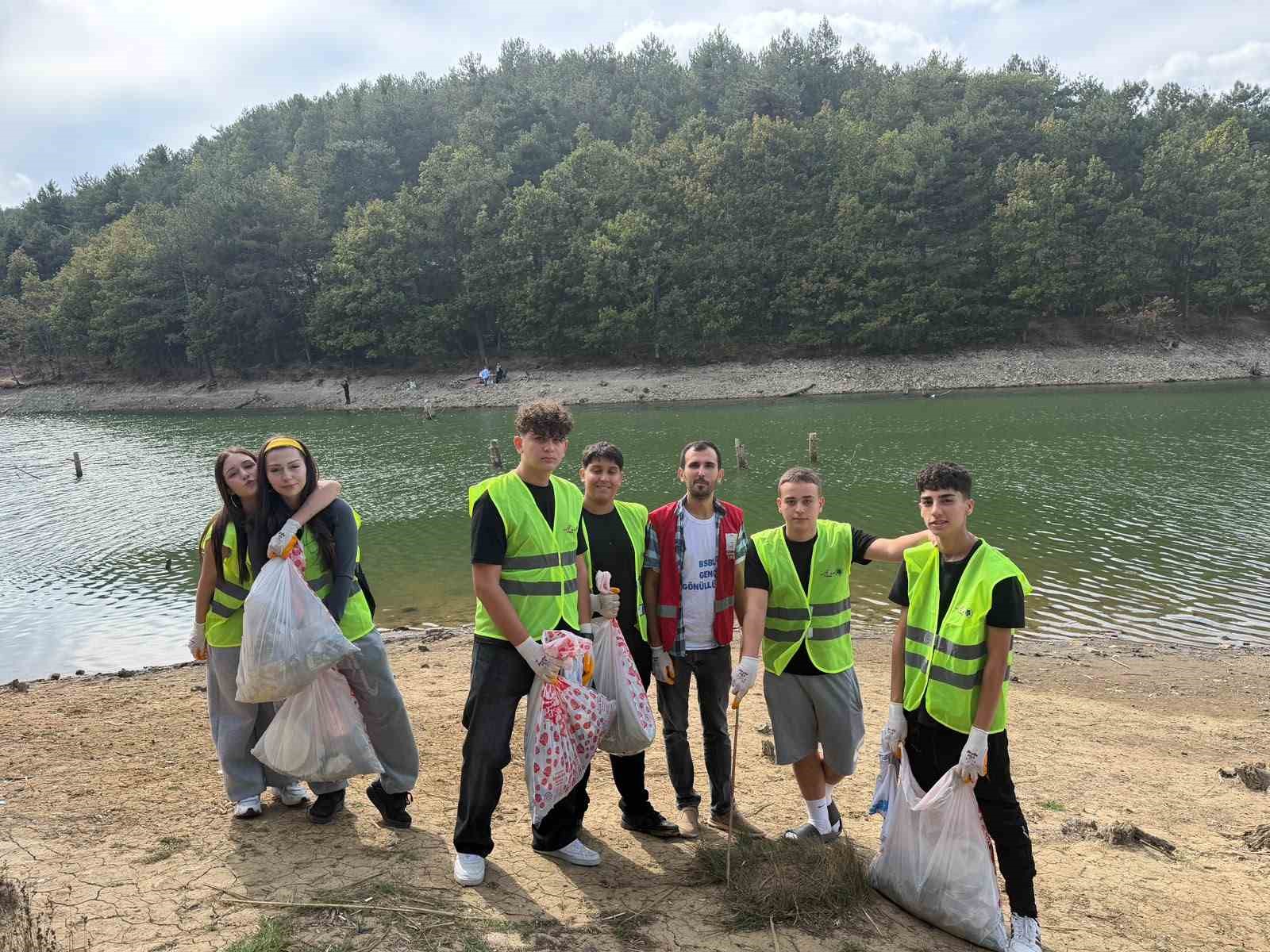 D&uuml;nya gen&ccedil;leri, G&uuml;rsu&rsquo;da &ccedil;evre dayanışması i&ccedil;in buluştu
