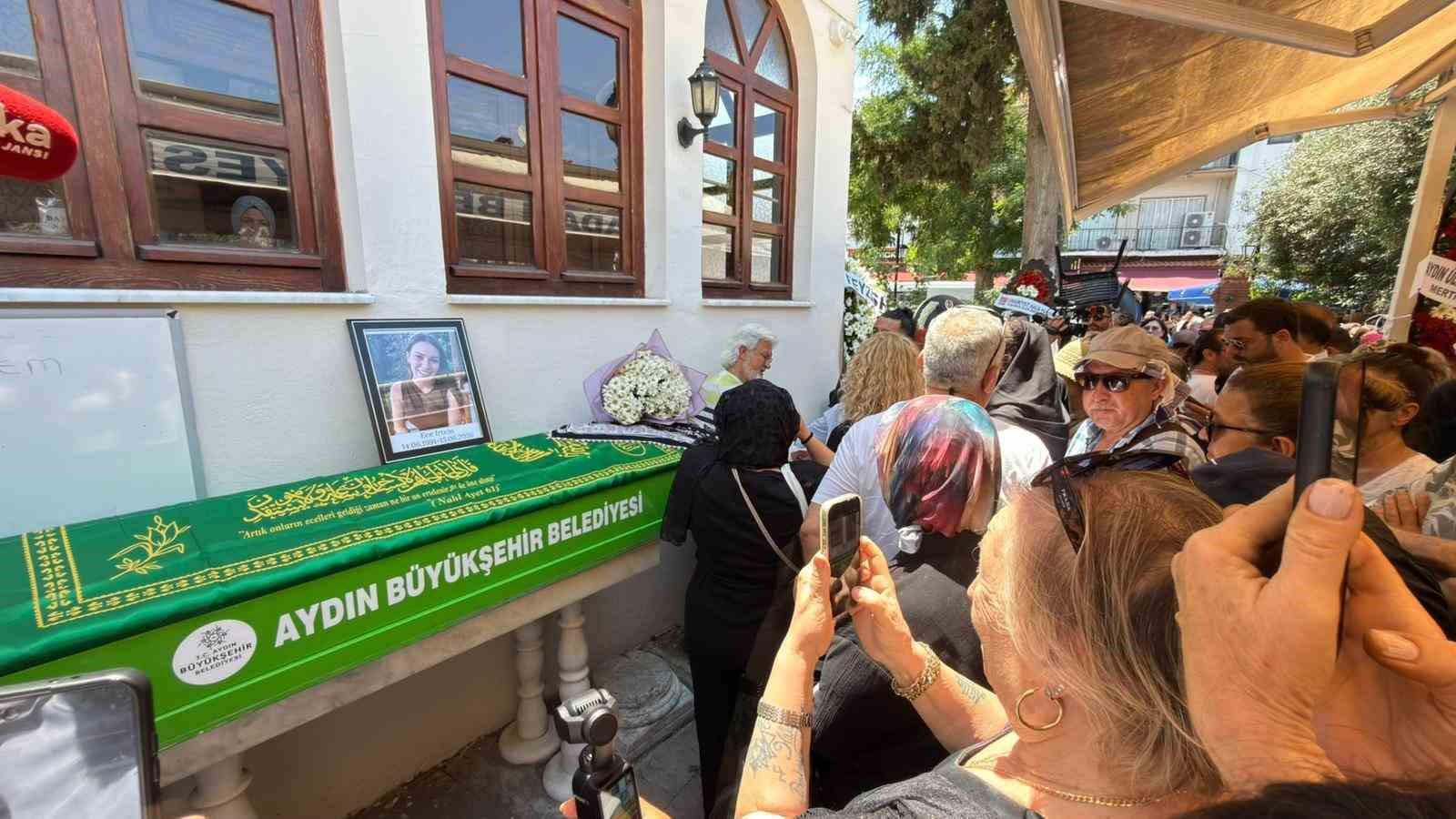 Oyuncu İrtem&rsquo;in cenazesi camiye getirildi