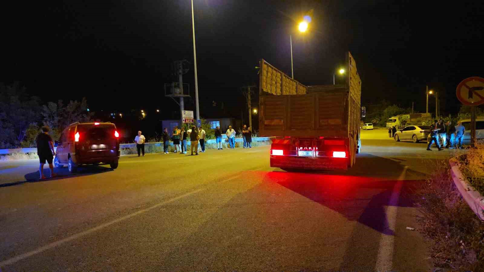 Kamyon ve otomobile çarpan araç takla attı: 2 yaralı