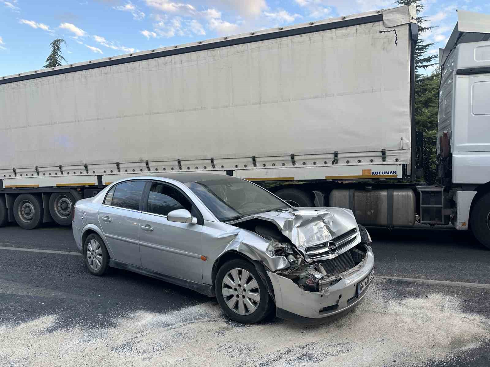 Uşak&rsquo;ta otomobil tıra arkadan &ccedil;arptı: 4 yaralı