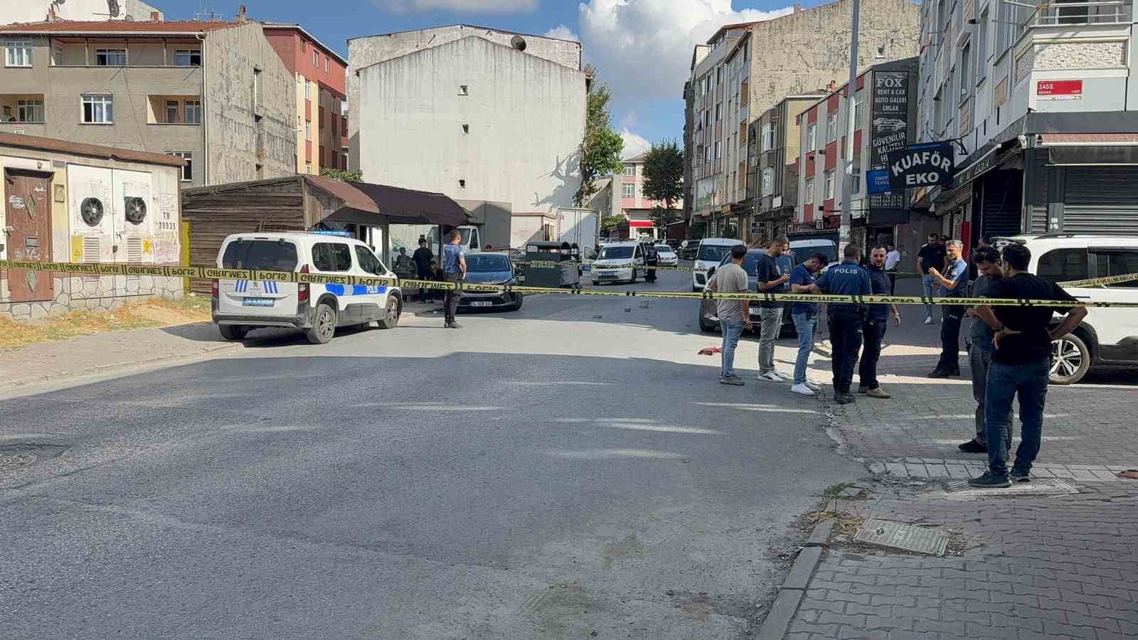 Esenyurt’ta kanlı pusu: 2 kişi silahla vuruldu