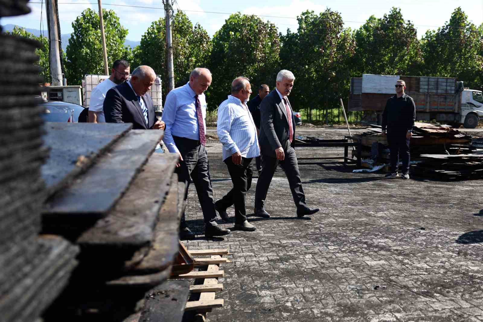 Yanan orman ürünleri fabrikasında inceleme