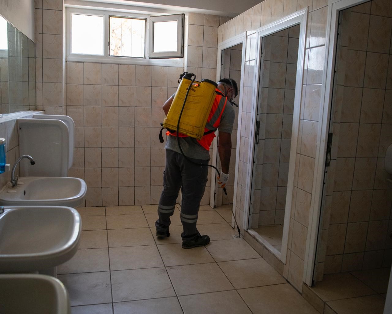 Kuşadası’nda okullar yeni eğitim yılı öncesi ilaçlandı