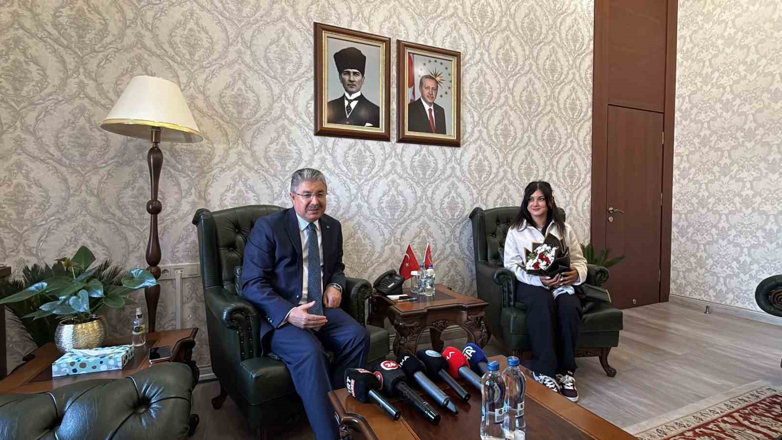 Yerde bulduğu Türk bayrağını kaldıran kurye valilikte ağırlandı