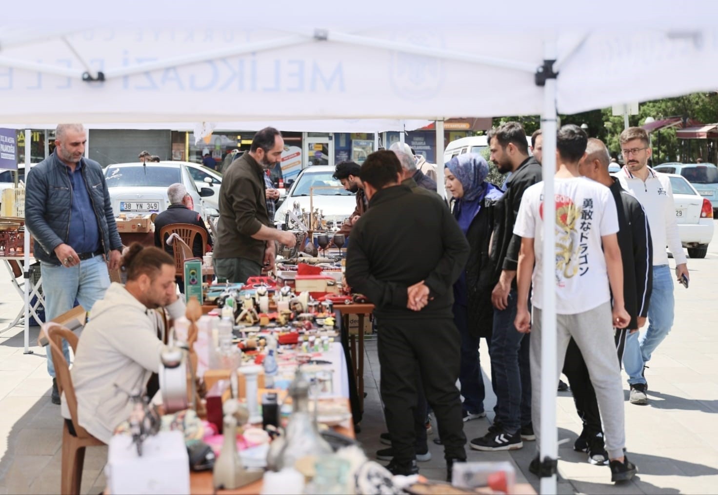 Antika pazarı, antika k&uuml;lt&uuml;r&uuml;n&uuml; yaşatmaya devam ediyor