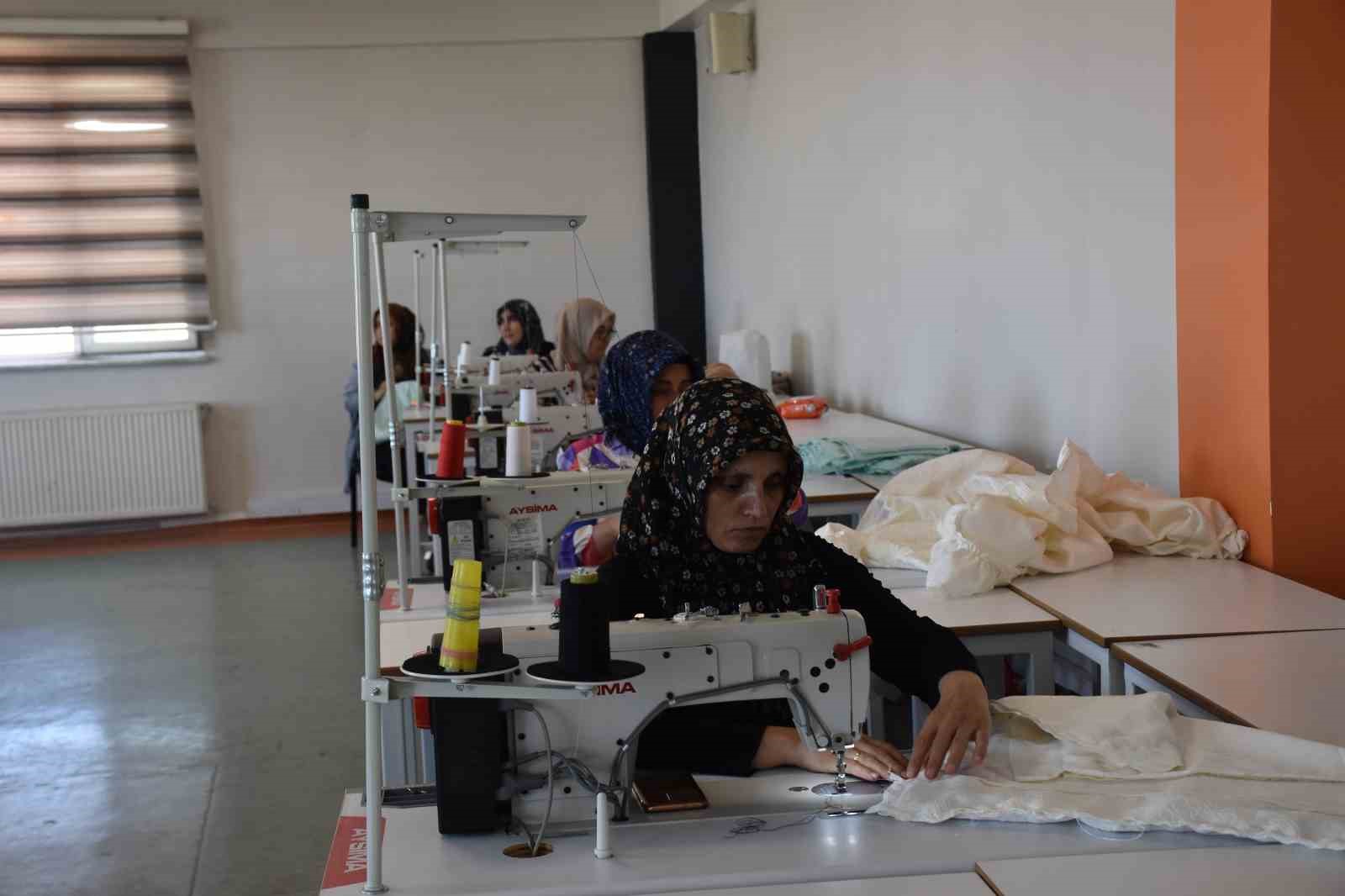 Şahinbey Belediyesi kadınları meslek öğreterek üretime dahil ediyor