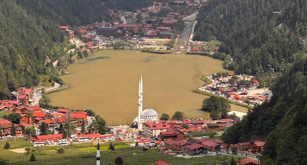 Uzung&ouml;l, yağış sonrası kahverengine b&uuml;r&uuml;nd&uuml;