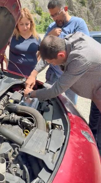 Cehennem Deresi Kanyonu’na gitmek isteyen ailenin aracı yolda kalınca yardımlarına belediye başkanı koştu