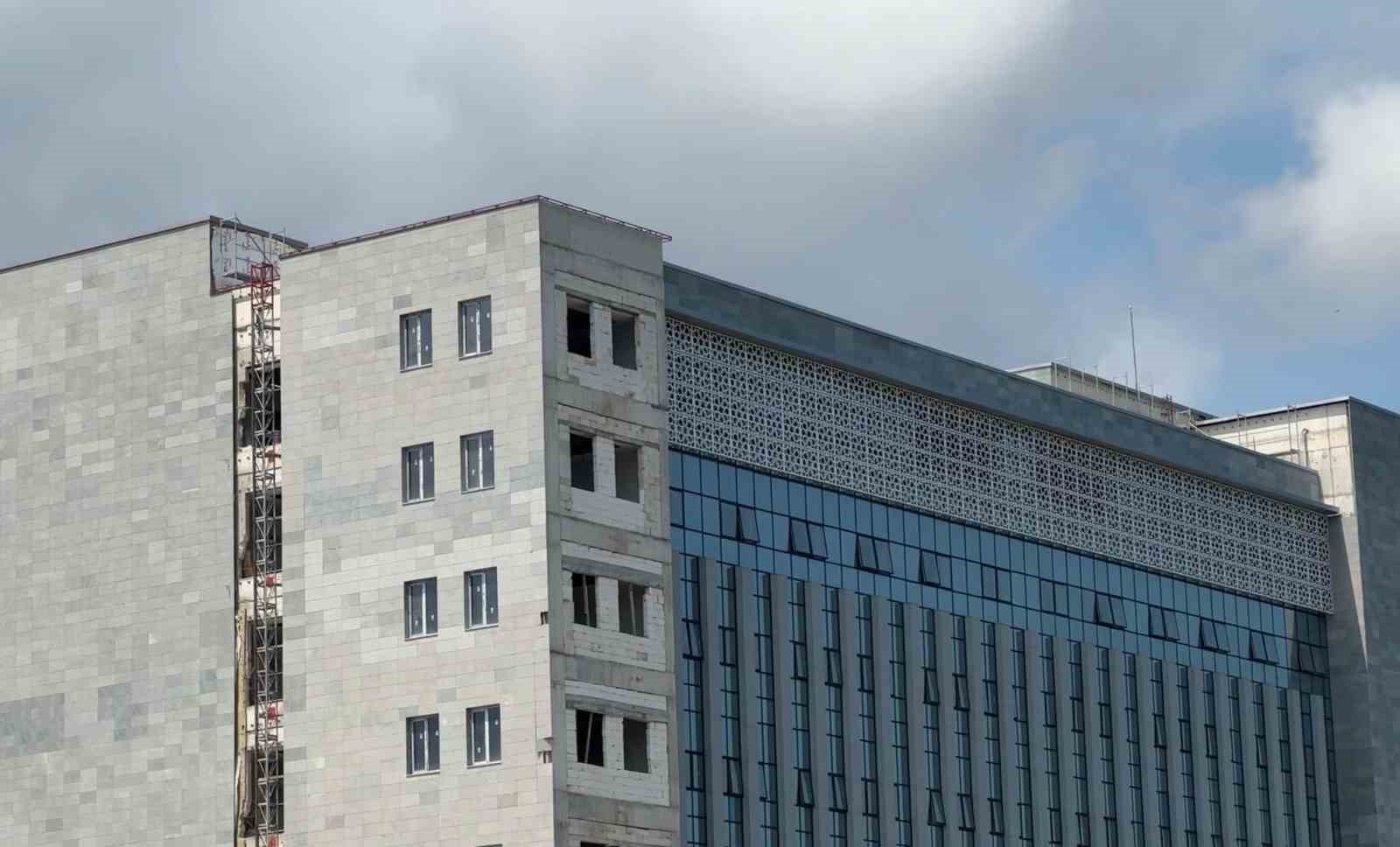 18 metre yükseklikten düştü, yaralı kurtuldu