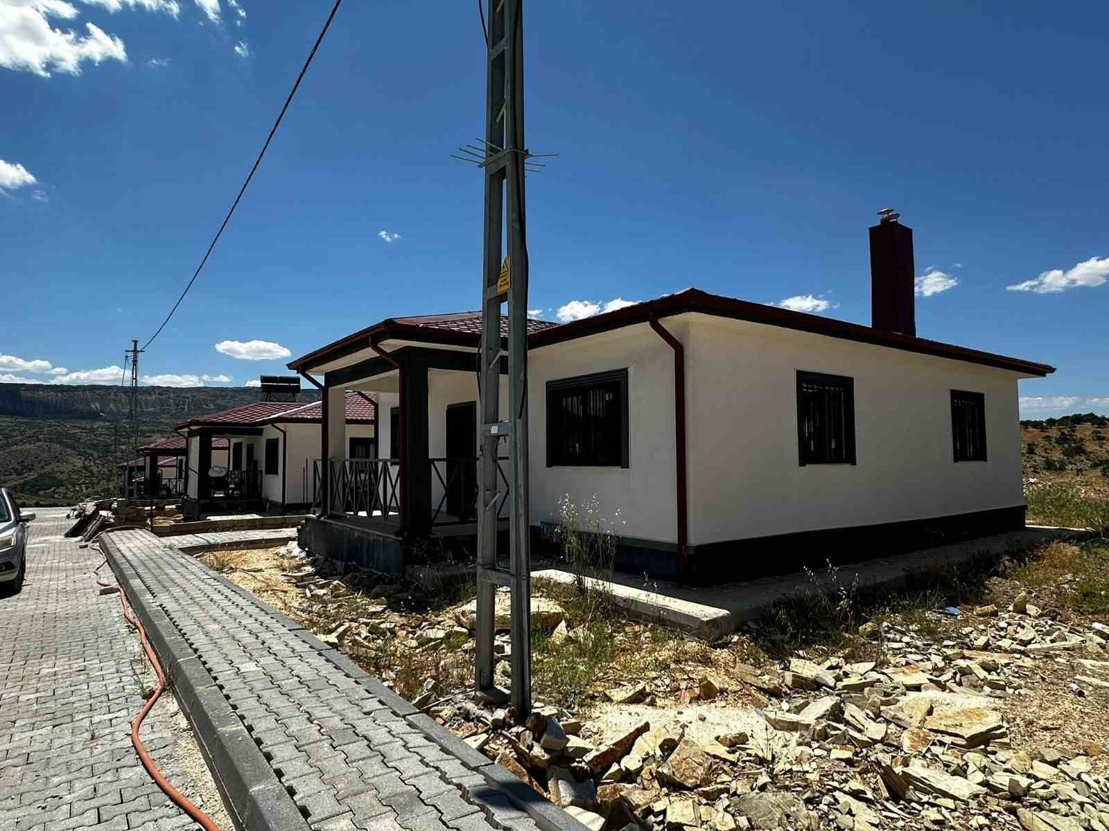 Kaymakam Aslan, deprem konutlarında incelemelerde bulundu