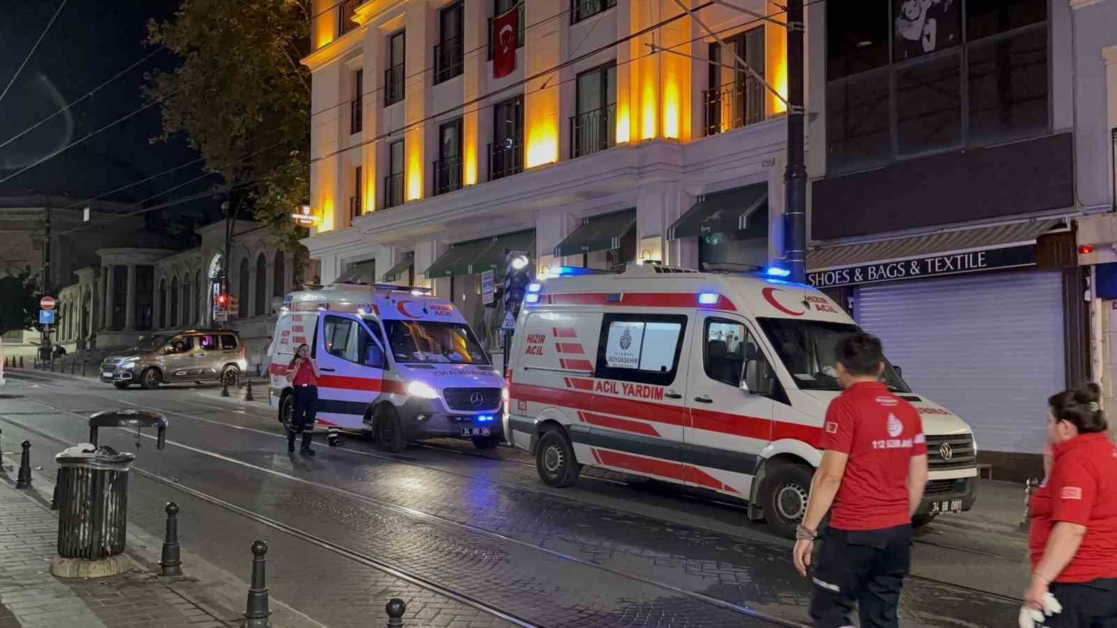 Fatih’te binanın çatısında bulunan baz istasyonu alevlere teslim oldu