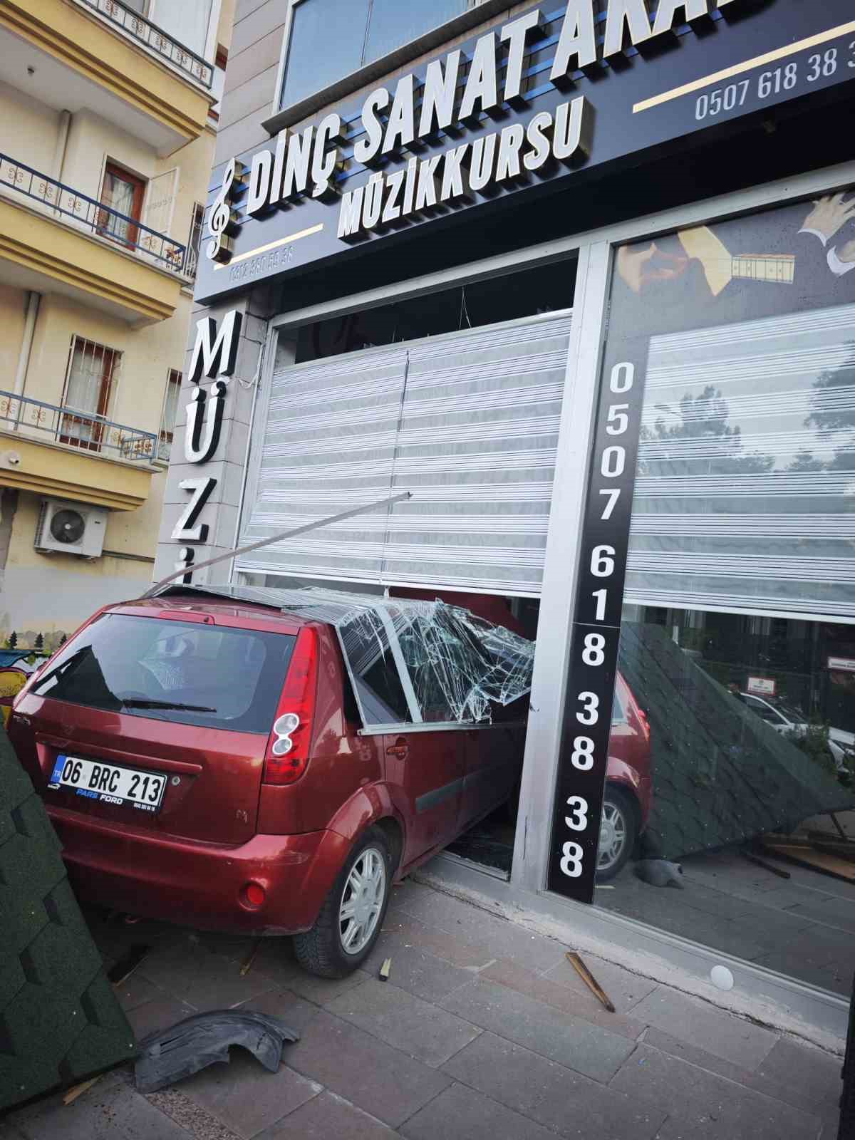 Otomobilinin pedallarını karıştıran sürücü dükkana daldı, içerdeki çalışan ezilmekten son anda kurtuldu