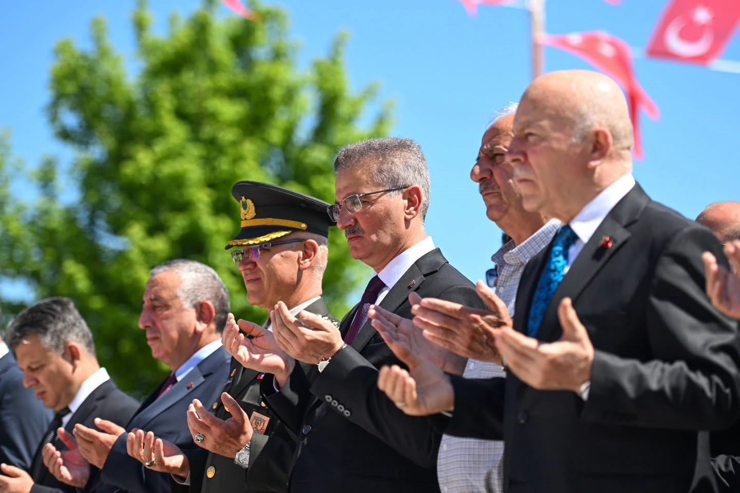 Erzurum protokol&uuml; şehitlikleri ziyaret etti