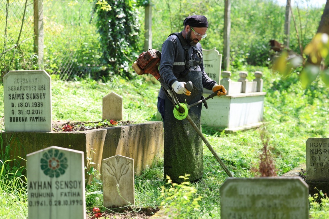 Kartepe&rsquo;de mezarlık ve yeşil alanlar Kurban Bayramı&rsquo;na hazırlanıyor