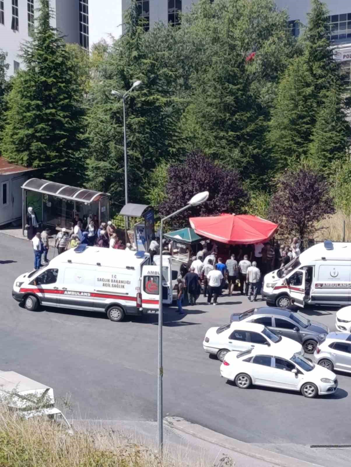Kontrolden &ccedil;ıkan otomobil kalabalığa daldı; 4 yaralı