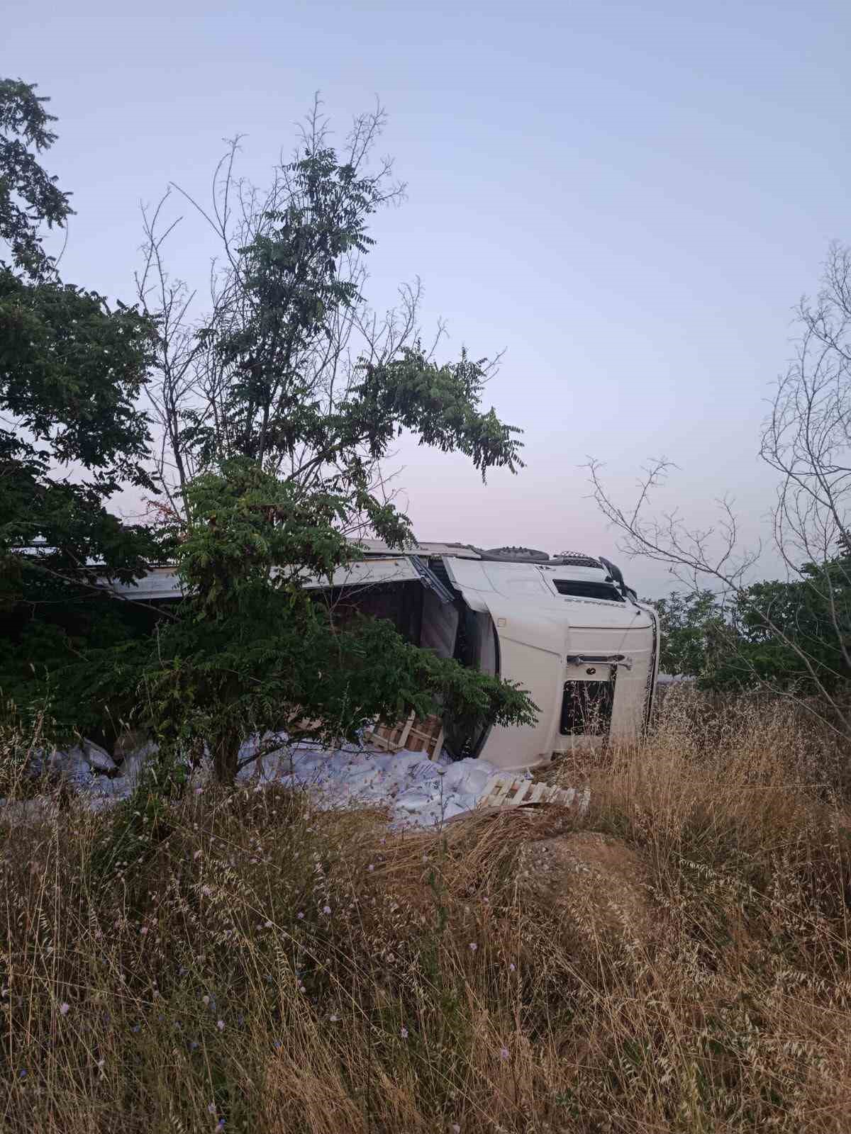 Bilecik’te yan yatan tırın sürücüsü yaralandı