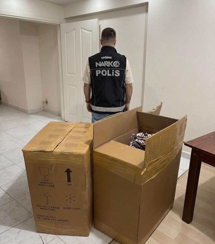 Kapı kırıp 3 koli hap ka&ccedil;ıran ş&uuml;phelilerden 1&rsquo;i yakalandı, 53 bin 941 hap ele ge&ccedil;irildi